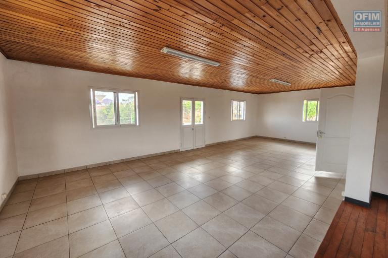 &Agrave; louer un b&acirc;timent de R+2 type T6 id&eacute;al pour bureaux ou usage professionnel bord de route principale sise &agrave; Ivandry. Contact