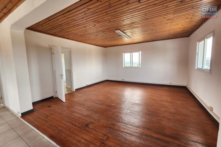À louer un bâtiment de R+2 type T6 idéal pour bureaux ou usage professionnel bord de route principale sise à Ivandry. Contact 0340244304