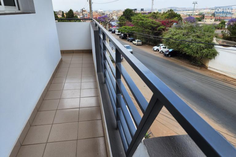 &Agrave; louer un b&acirc;timent de R+2 type T6 id&eacute;al pour bureaux ou usage professionnel bord de route principale sise &agrave; Ivandry. Contact