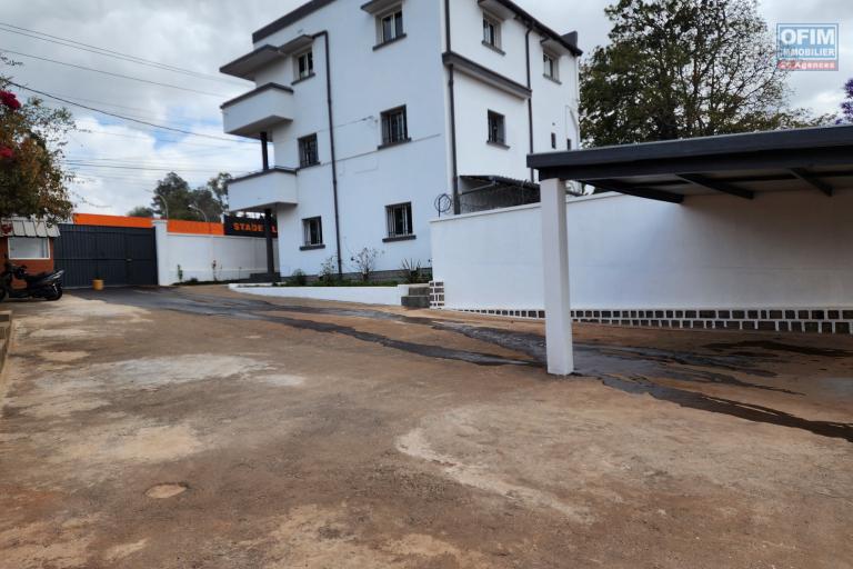 &Agrave; louer un b&acirc;timent de R+2 type T6 id&eacute;al pour bureaux ou usage professionnel bord de route principale sise &agrave; Ivandry. Contact