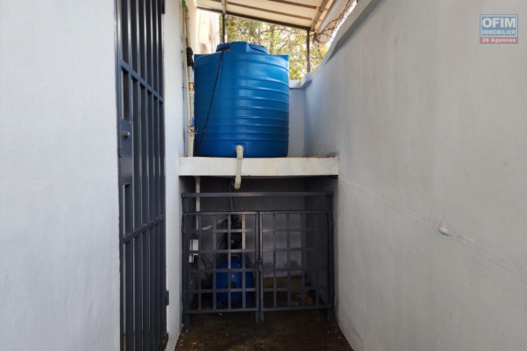 &Agrave; louer un b&acirc;timent de R+2 type T6 id&eacute;al pour bureaux ou usage professionnel bord de route principale sise &agrave; Ivandry. Contact