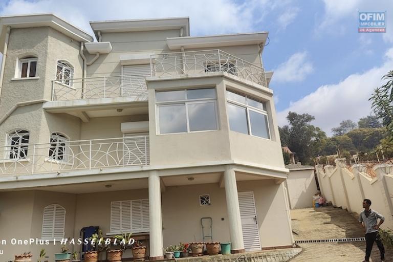  Location  Villa F6 meubl&eacute;e &agrave; Ambohidratrimo avec vue sur le lac. Contact Mr Jacky 0340244304