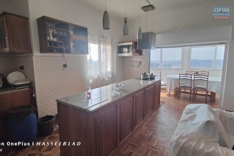  Location  Villa F6 meubl&eacute;e &agrave; Ambohidratrimo avec vue sur le lac. Contact Mr Jacky