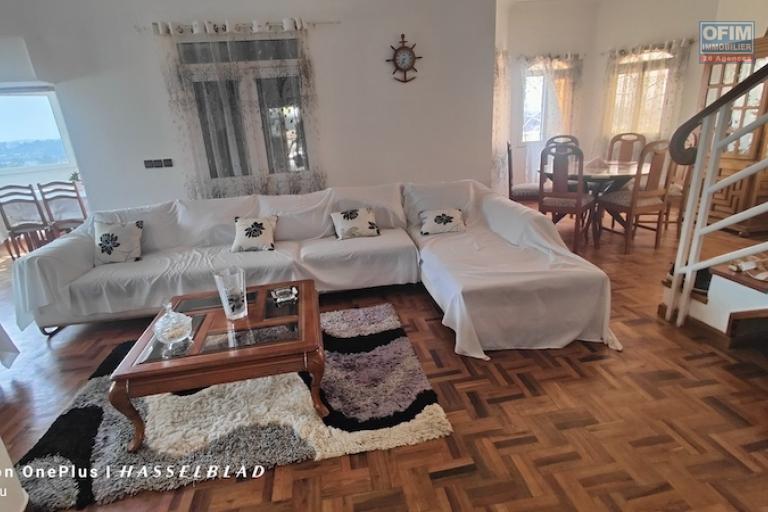  Location  Villa F6 meubl&eacute;e &agrave; Ambohidratrimo avec vue sur le lac. Contact Mr Jacky