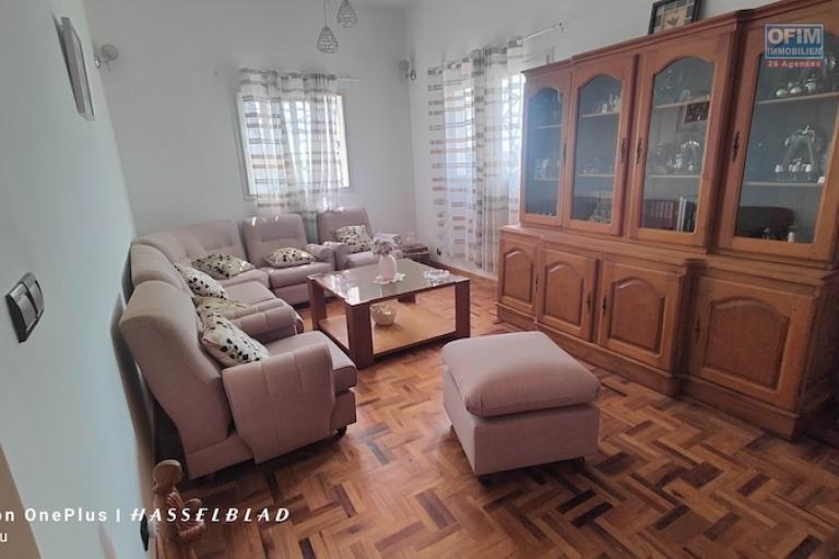  Location  Villa F6 meubl&eacute;e &agrave; Ambohidratrimo avec vue sur le lac. Contact Mr Jacky