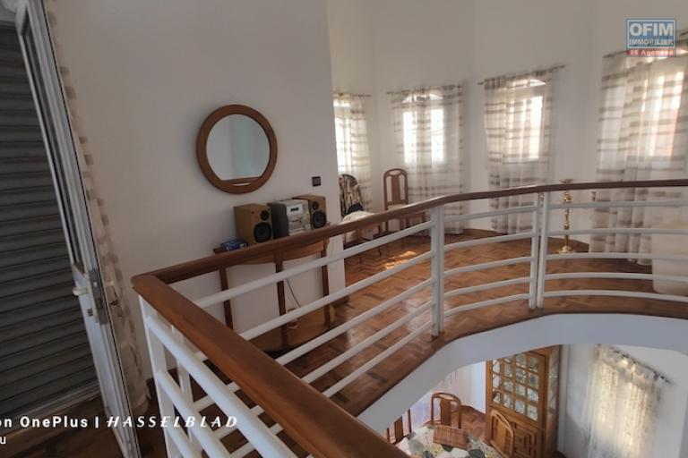  Location  Villa F6 meubl&eacute;e &agrave; Ambohidratrimo avec vue sur le lac. Contact Mr Jacky