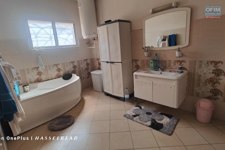  Location  Villa F6 meubl&eacute;e &agrave; Ambohidratrimo avec vue sur le lac. Contact Mr Jacky