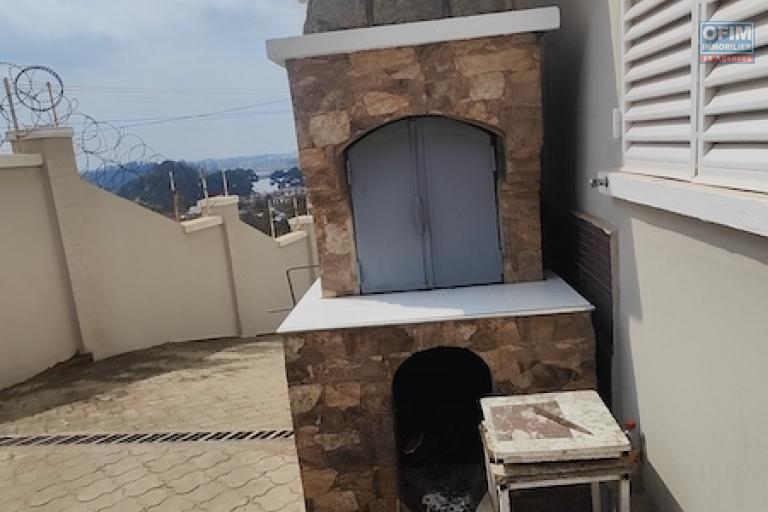  Location  Villa F6 meubl&eacute;e &agrave; Ambohidratrimo avec vue sur le lac. Contact Mr Jacky