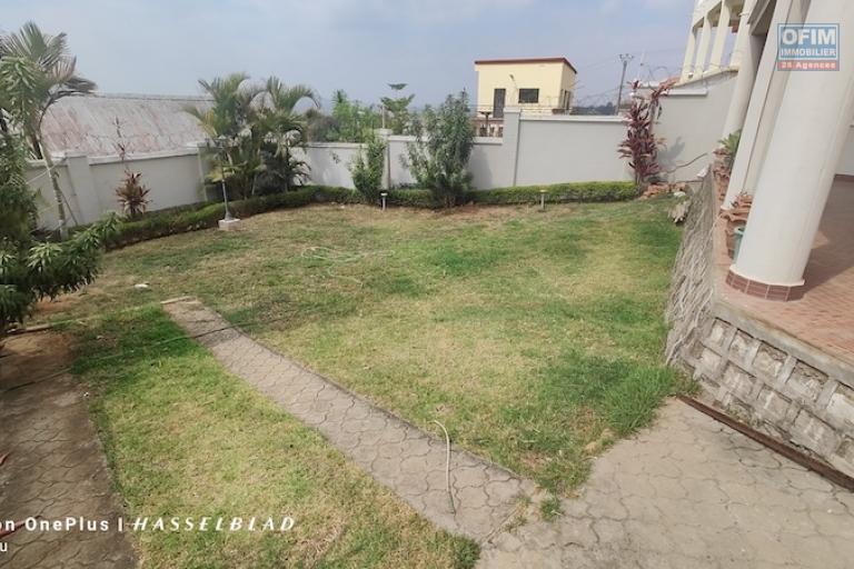  Location  Villa F6 meubl&eacute;e &agrave; Ambohidratrimo avec vue sur le lac. Contact Mr Jacky 0340244304