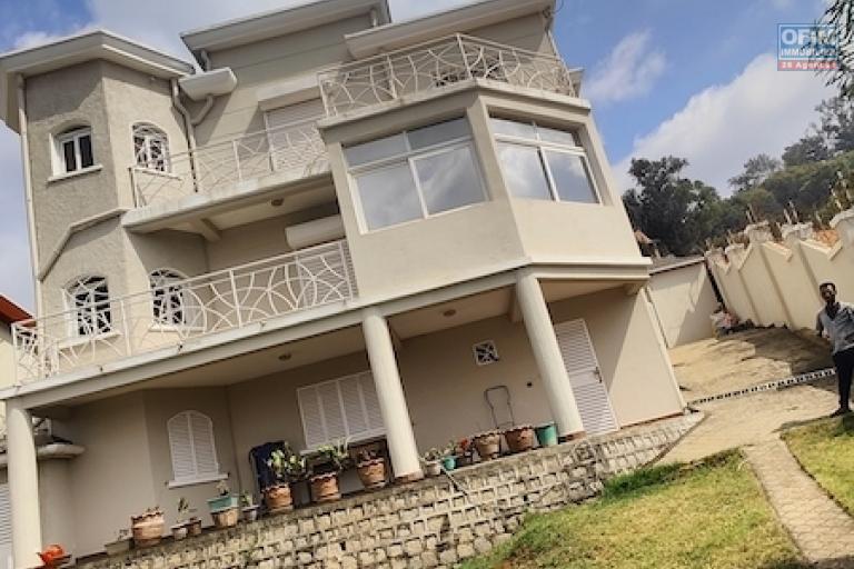  Location  Villa F6 meubl&eacute;e &agrave; Ambohidratrimo avec vue sur le lac. Contact Mr Jacky 0340244304