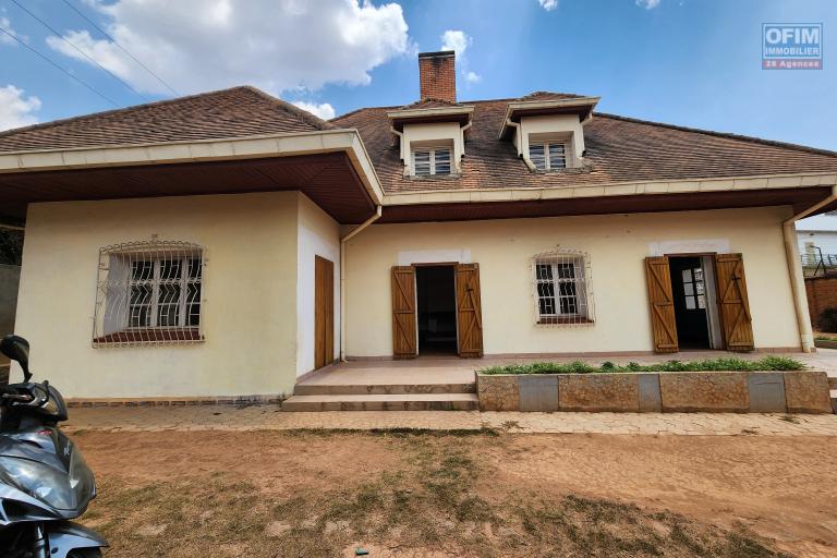 À vendre une villa à étage de type F5 avec mezzanine située à Ankadikely Ilafy sur un terrain de 663m2 bord de route goudronnée