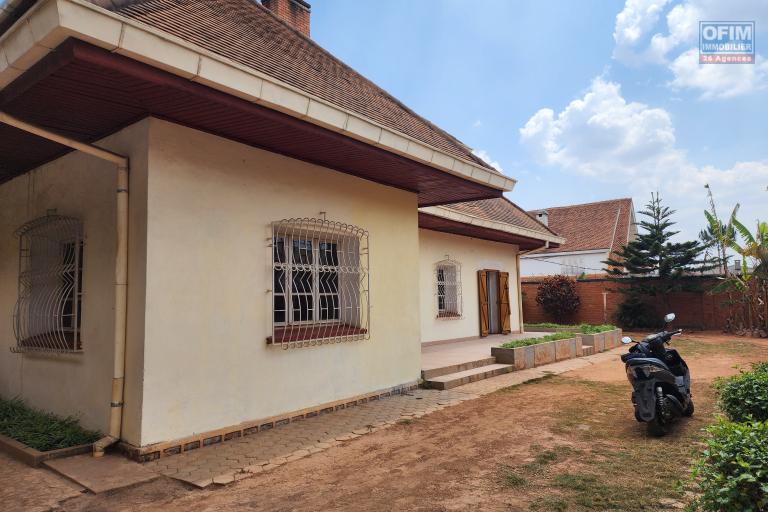 À vendre une villa à étage de type F5 avec mezzanine située à Ankadikely Ilafy sur un terrain de 663m2 bord de route goudronnée