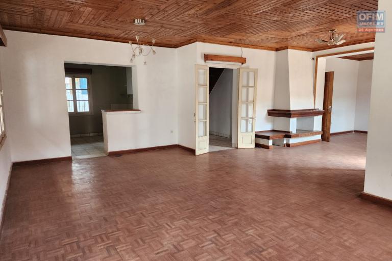 À vendre une villa à étage de type F5 avec mezzanine située à Ankadikely Ilafy sur un terrain de 663m2 bord de route goudronnée