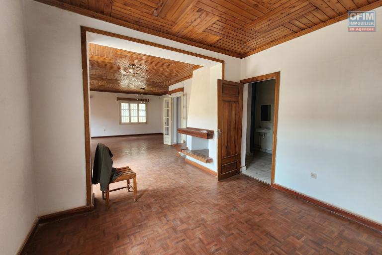 À vendre une villa à étage de type F5 avec mezzanine située à Ankadikely Ilafy sur un terrain de 663m2 bord de route goudronnée