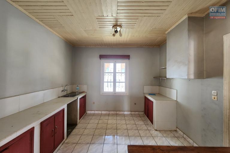 À vendre une villa à étage de type F5 avec mezzanine située à Ankadikely Ilafy sur un terrain de 663m2 bord de route goudronnée