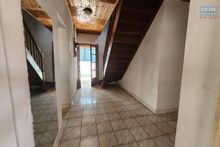 À vendre une villa à étage de type F5 avec mezzanine située à Ankadikely Ilafy sur un terrain de 663m2 bord de route goudronnée