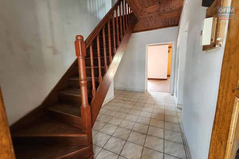 À vendre une villa à étage de type F5 avec mezzanine située à Ankadikely Ilafy sur un terrain de 663m2 bord de route goudronnée