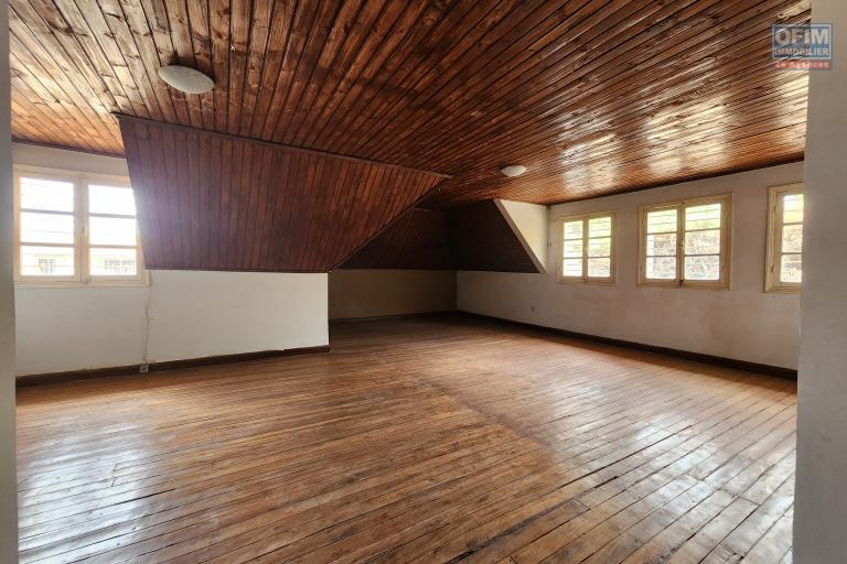 À vendre une villa à étage de type F5 avec mezzanine située à Ankadikely Ilafy sur un terrain de 663m2 bord de route goudronnée