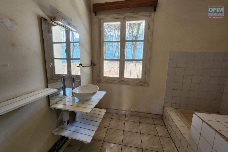 À vendre une villa à étage de type F5 avec mezzanine située à Ankadikely Ilafy sur un terrain de 663m2 bord de route goudronnée
