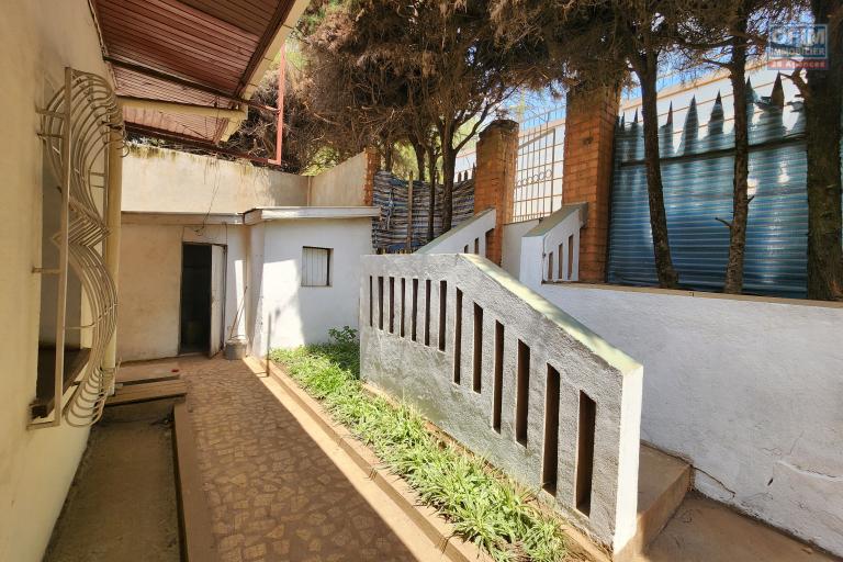 À vendre une villa à étage de type F5 avec mezzanine située à Ankadikely Ilafy sur un terrain de 663m2 bord de route goudronnée