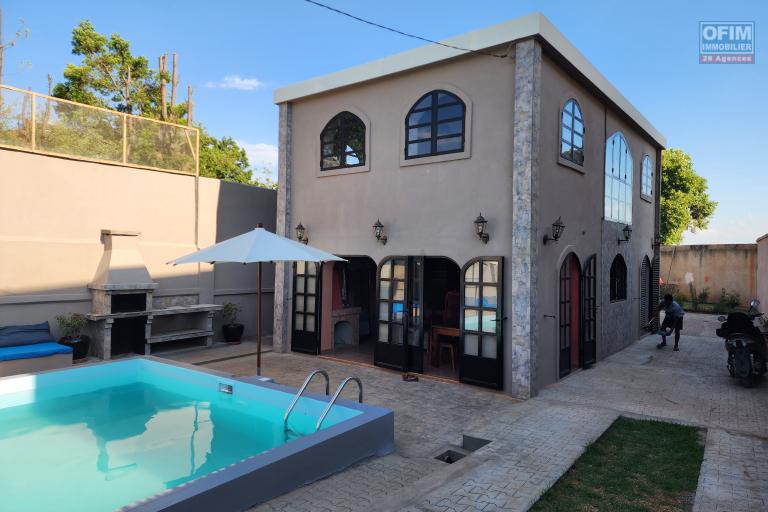 À louer une villa meublée contemporaine à étage de type F4 avec piscine non loin de l'école primaire française C et l'école Georges Brassens sise à Ambohibao. (NON DISPONIBLE)
