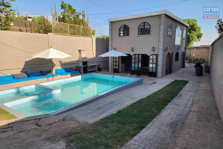 À louer une villa meublée contemporaine à étage de type F4 avec piscine non loin de l'école primaire française C et l'école Georges Brassens sise à Ambohibao. (NON DISPONIBLE)