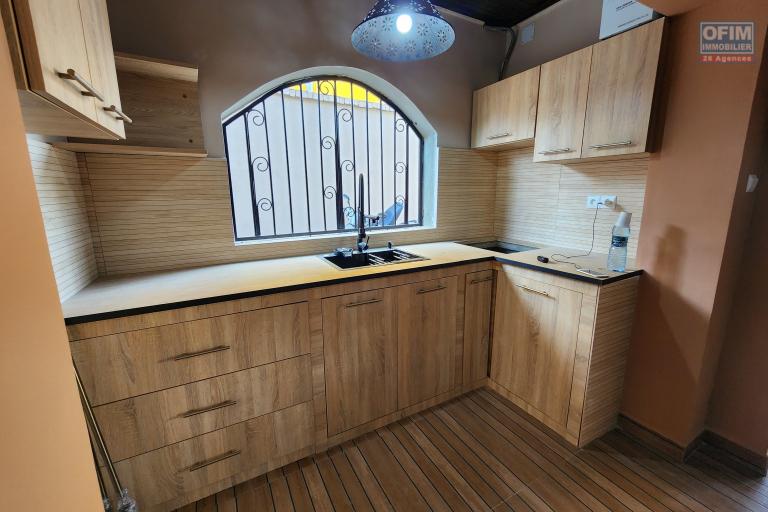 À louer une villa meublée contemporaine à étage de type F4 avec piscine non loin de l'école primaire française C et l'école Georges Brassens sise à Ambohibao. (NON DISPONIBLE)