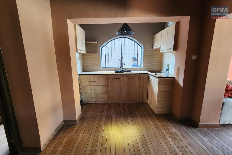 À louer une villa meublée contemporaine à étage de type F4 avec piscine non loin de l'école primaire française C et l'école Georges Brassens sise à Ambohibao. (NON DISPONIBLE)