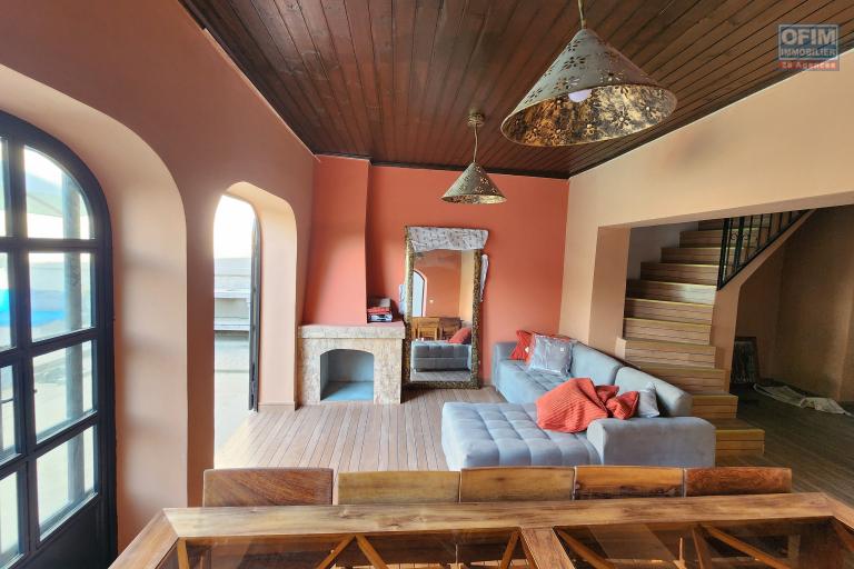 À louer une villa meublée contemporaine à étage de type F4 avec piscine non loin de l'école primaire française C et l'école Georges Brassens sise à Ambohibao. (NON DISPONIBLE)