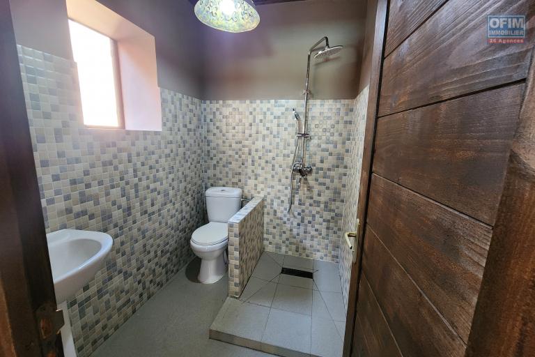 À louer une villa meublée contemporaine à étage de type F4 avec piscine non loin de l'école primaire française C et l'école Georges Brassens sise à Ambohibao. (NON DISPONIBLE)