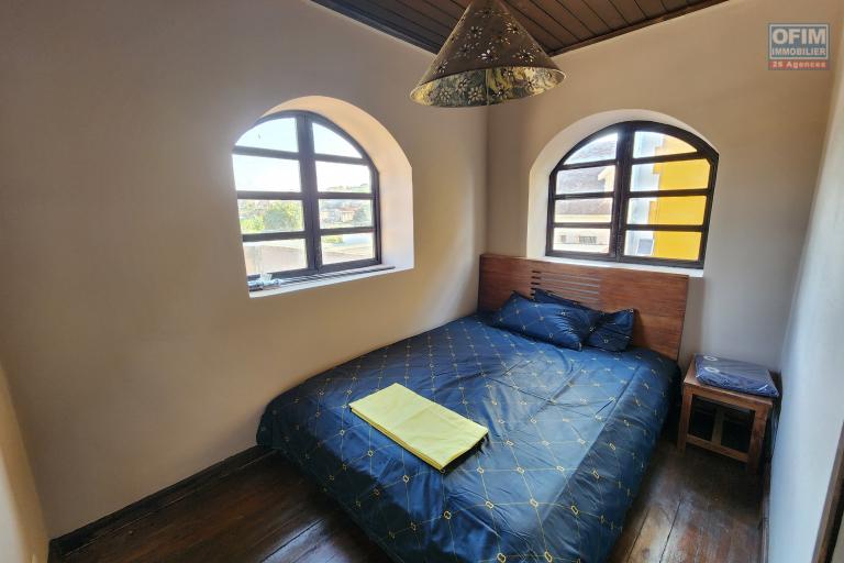 À louer une villa meublée contemporaine à étage de type F4 avec piscine non loin de l'école primaire française C et l'école Georges Brassens sise à Ambohibao. (NON DISPONIBLE)