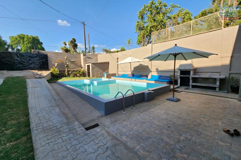 À louer une villa meublée contemporaine à étage de type F4 avec piscine non loin de l'école primaire française C et l'école Georges Brassens sise à Ambohibao. (NON DISPONIBLE)