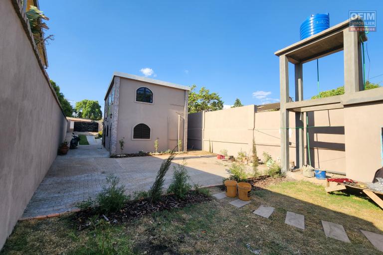 À louer une villa meublée contemporaine à étage de type F4 avec piscine non loin de l'école primaire française C et l'école Georges Brassens sise à Ambohibao. (NON DISPONIBLE)