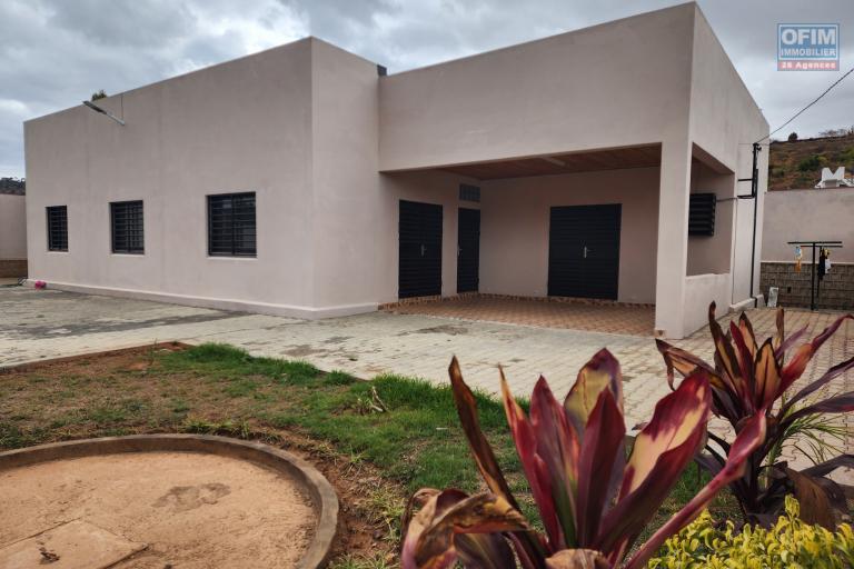 À vendre : Villa neuve et moderne de plain-pied, de type F5, située dans le quartier calme et résidentiel d'Angodongodona, Iavoloha. Sur un terrain de 700m2