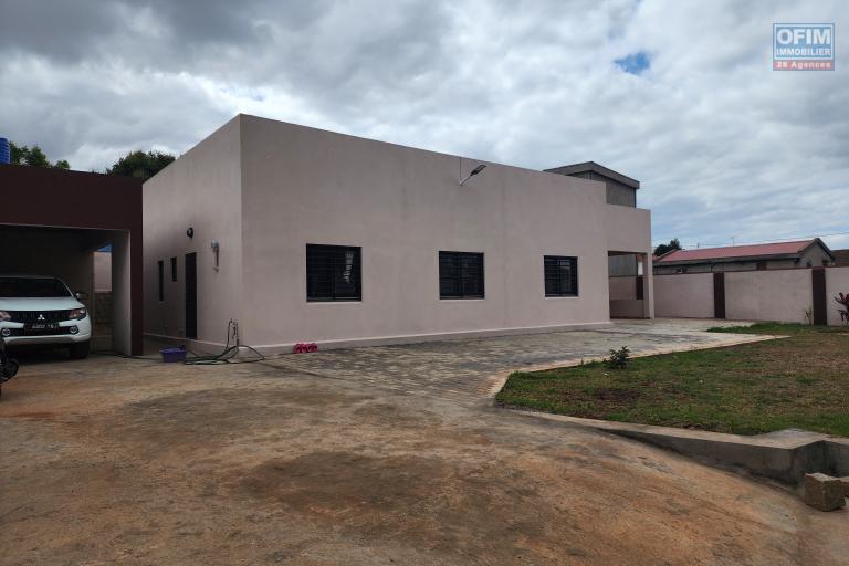 À vendre : Villa neuve et moderne de plain-pied, de type F5, située dans le quartier calme et résidentiel d'Angodongodona, Iavoloha. Sur un terrain de 700m2