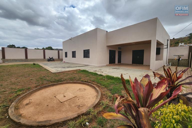 À vendre : Villa neuve et moderne de plain-pied, de type F5, située dans le quartier calme et résidentiel d'Angodongodona, Iavoloha. Sur un terrain de 700m2