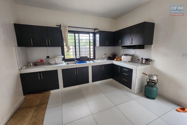 À vendre : Villa neuve et moderne de plain-pied, de type F5, située dans le quartier calme et résidentiel d'Angodongodona, Iavoloha. Sur un terrain de 700m2