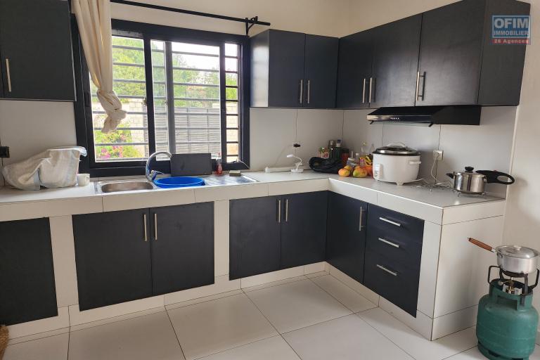 À vendre : Villa neuve et moderne de plain-pied, de type F5, située dans le quartier calme et résidentiel d'Angodongodona, Iavoloha. Sur un terrain de 700m2