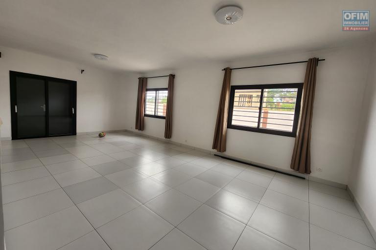À vendre : Villa neuve et moderne de plain-pied, de type F5, située dans le quartier calme et résidentiel d'Angodongodona, Iavoloha. Sur un terrain de 700m2