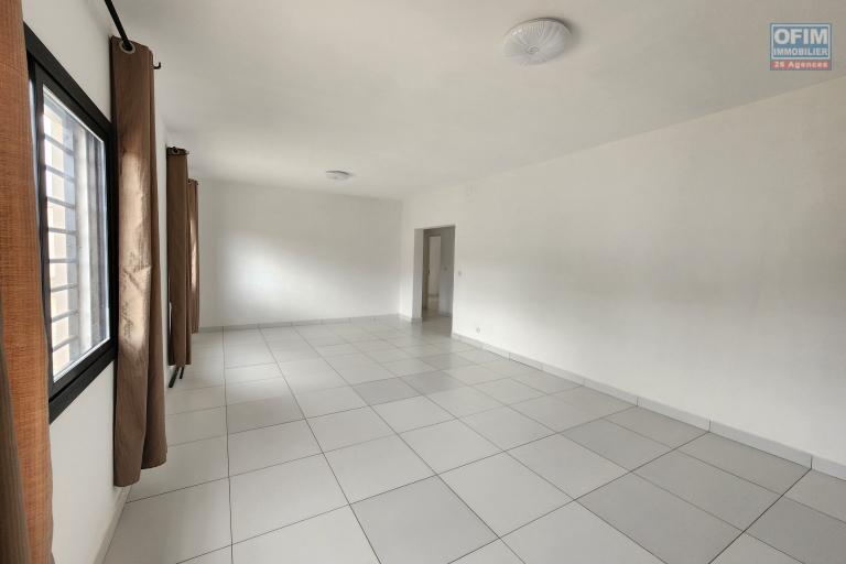 À vendre : Villa neuve et moderne de plain-pied, de type F5, située dans le quartier calme et résidentiel d'Angodongodona, Iavoloha. Sur un terrain de 700m2