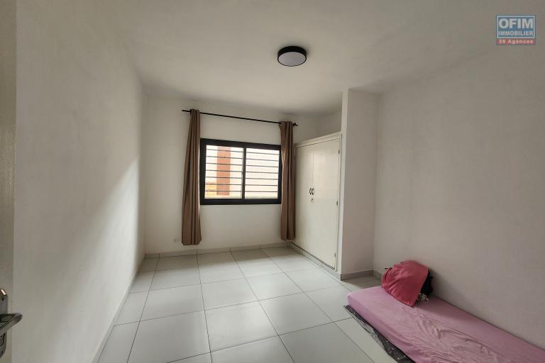 À vendre : Villa neuve et moderne de plain-pied, de type F5, située dans le quartier calme et résidentiel d'Angodongodona, Iavoloha. Sur un terrain de 700m2