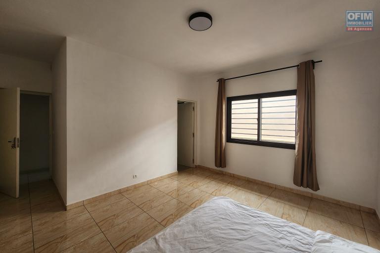 À vendre : Villa neuve et moderne de plain-pied, de type F5, située dans le quartier calme et résidentiel d'Angodongodona, Iavoloha. Sur un terrain de 700m2