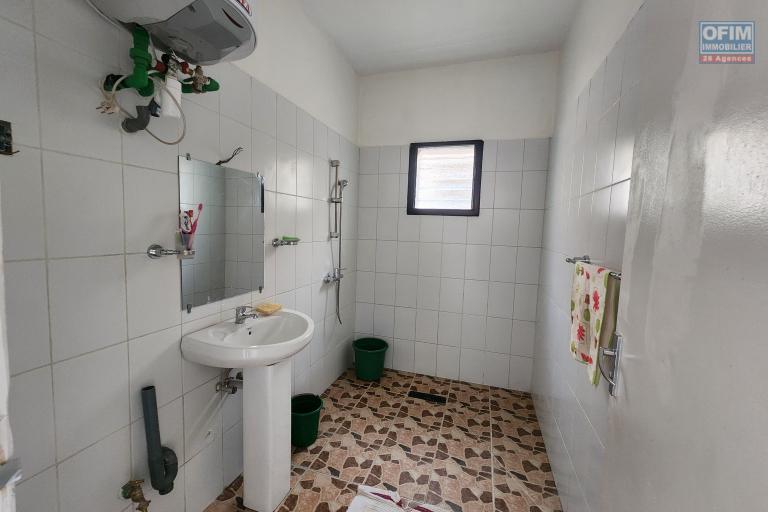 À vendre : Villa neuve et moderne de plain-pied, de type F5, située dans le quartier calme et résidentiel d'Angodongodona, Iavoloha. Sur un terrain de 700m2