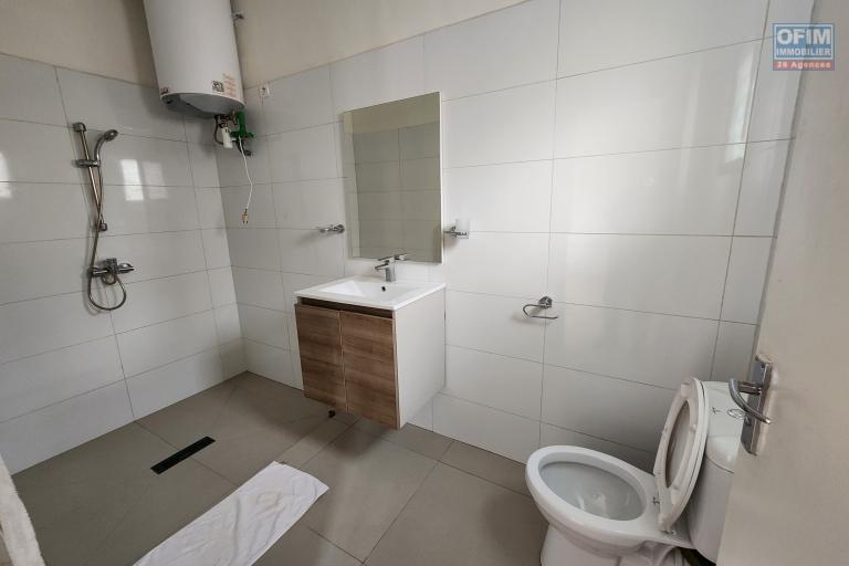À vendre : Villa neuve et moderne de plain-pied, de type F5, située dans le quartier calme et résidentiel d'Angodongodona, Iavoloha. Sur un terrain de 700m2