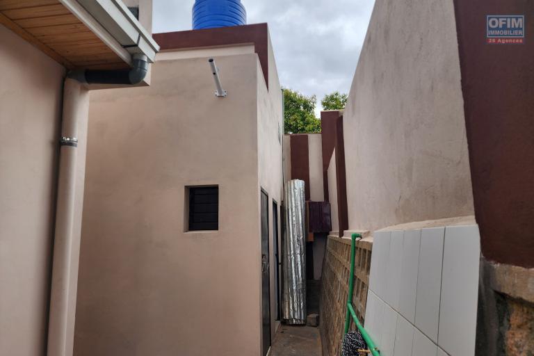 À vendre : Villa neuve et moderne de plain-pied, de type F5, située dans le quartier calme et résidentiel d'Angodongodona, Iavoloha. Sur un terrain de 700m2