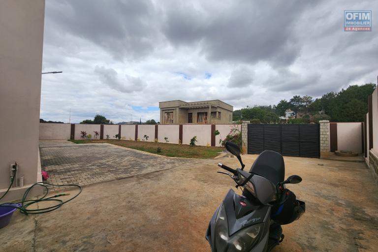 À vendre : Villa neuve et moderne de plain-pied, de type F5, située dans le quartier calme et résidentiel d'Angodongodona, Iavoloha. Sur un terrain de 700m2