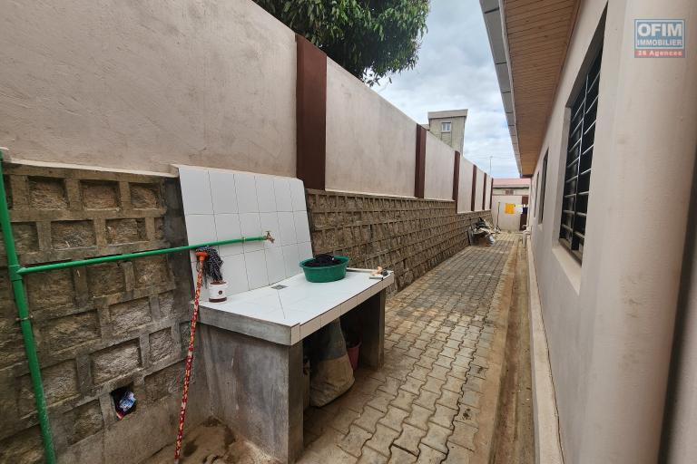 À vendre : Villa neuve et moderne de plain-pied, de type F5, située dans le quartier calme et résidentiel d'Angodongodona, Iavoloha. Sur un terrain de 700m2