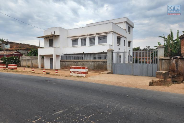 À louer une maison à étage de type F5 pour usage mixte bord de route nationale 4 sur Andakana Anosiala.