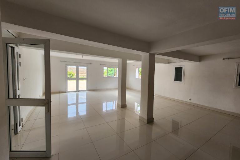 À louer une maison à étage de type F5 pour usage mixte bord de route nationale 4 sur Andakana Anosiala.