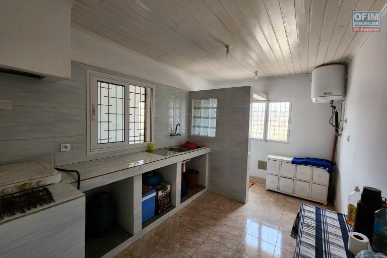 À louer une maison à étage de type F5 pour usage mixte bord de route nationale 4 sur Andakana Anosiala.